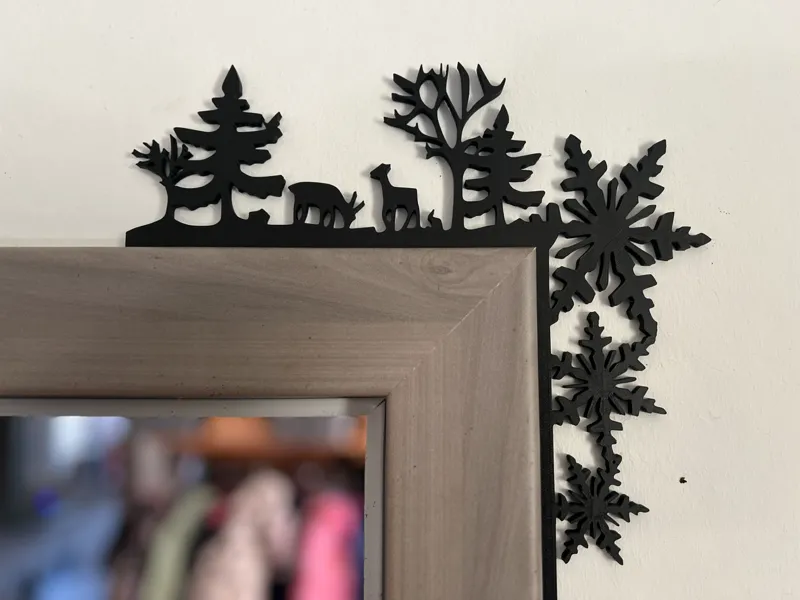 Rehe im Wald zu Weihnachten mit Schneeflocken Tür