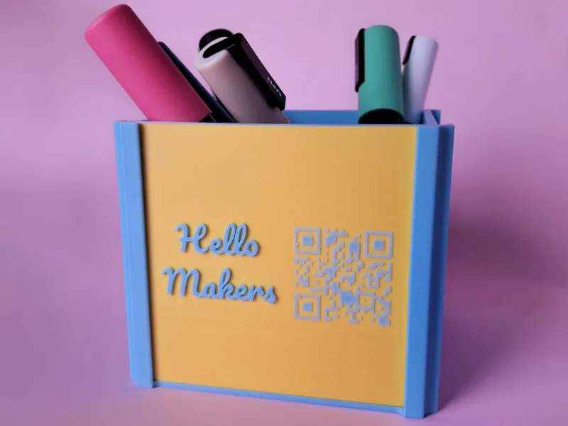 Desk organizer with customizable plates
