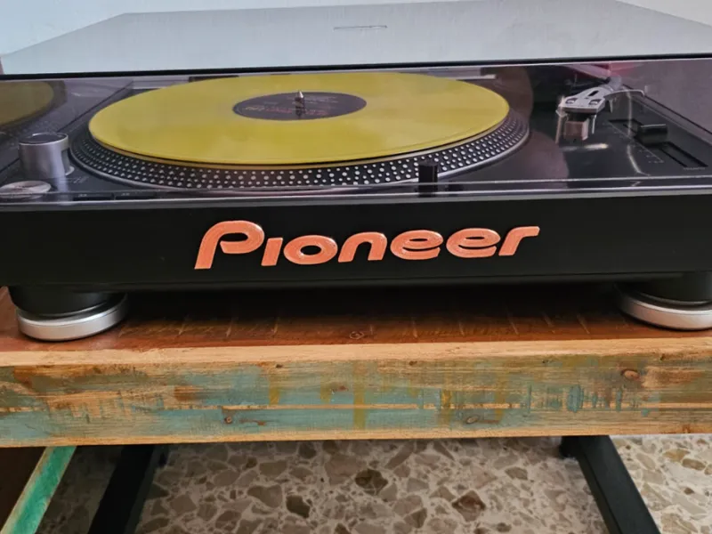 scritta pioneer per giradischi