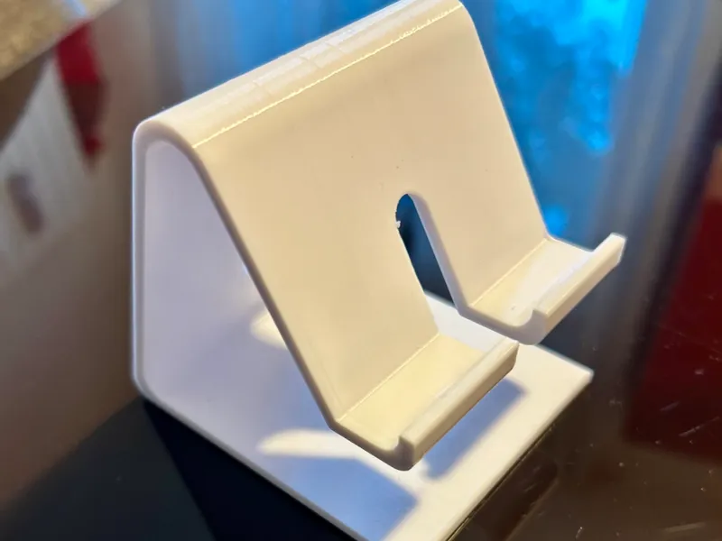Supporto minimalista per smartphone con asole 