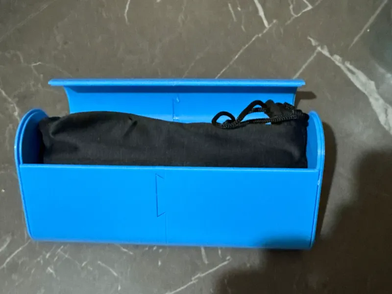 Rigid glasses case no latches