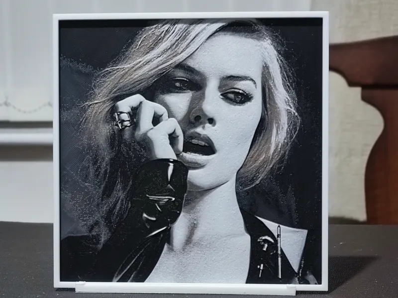 Margot Robbie Portrait (improved) - 3 Color