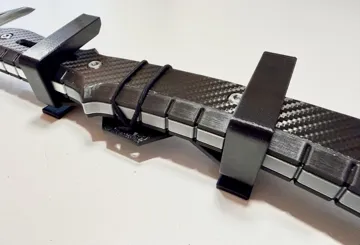 Letrero o emblema decorativo: Resident Evil Requiem Cosplay: Axt Holster — vista de referencia 5