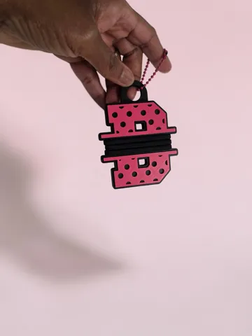 Accesorio para sujetar ligas de cabello: POLKA DOT ALPHABET HAIR TIE HOLDERS — vista de referencia 4