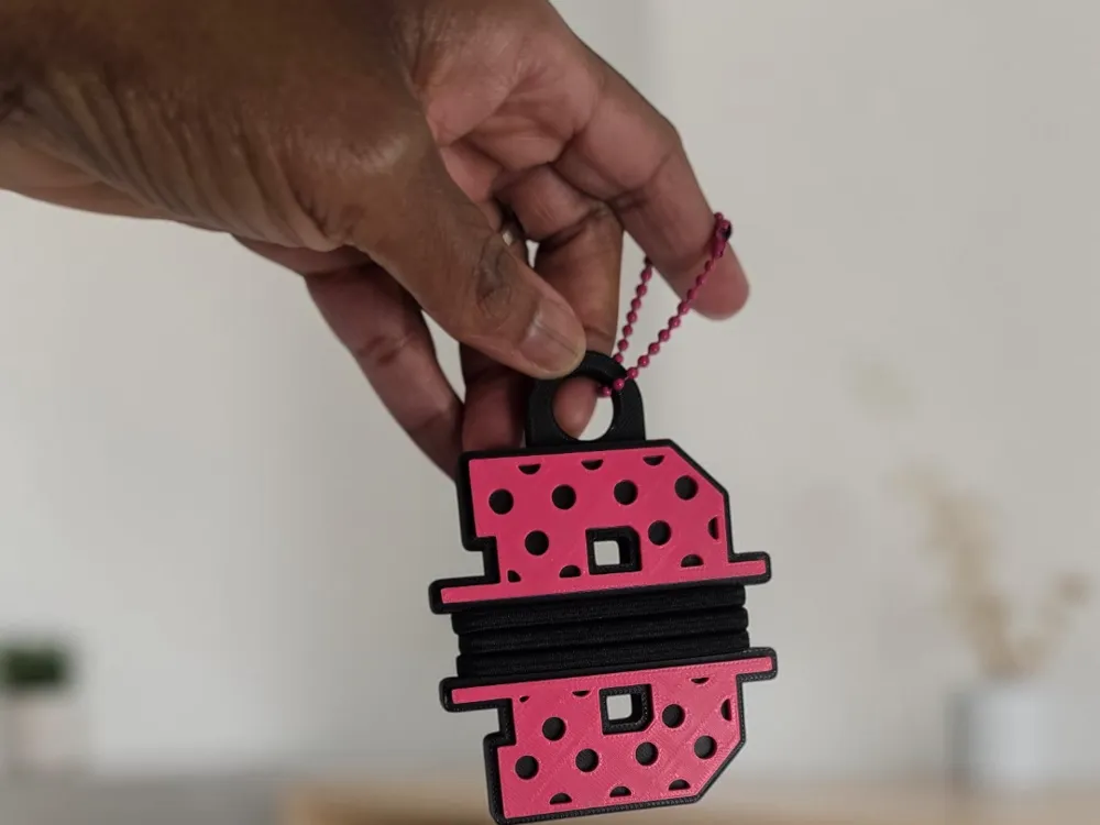 Accesorio para sujetar ligas de cabello: POLKA DOT ALPHABET HAIR TIE HOLDERS. Referencia del modelo original.