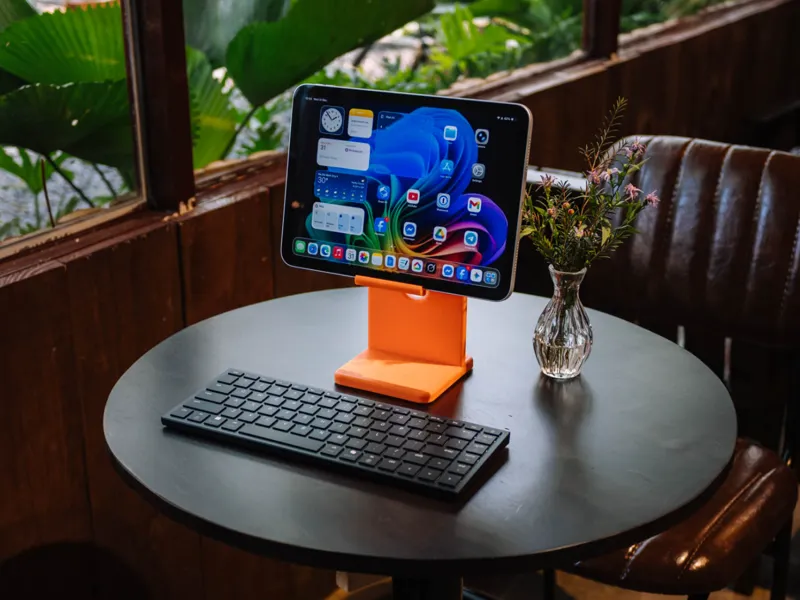 iPad Stand (Studio Display style)