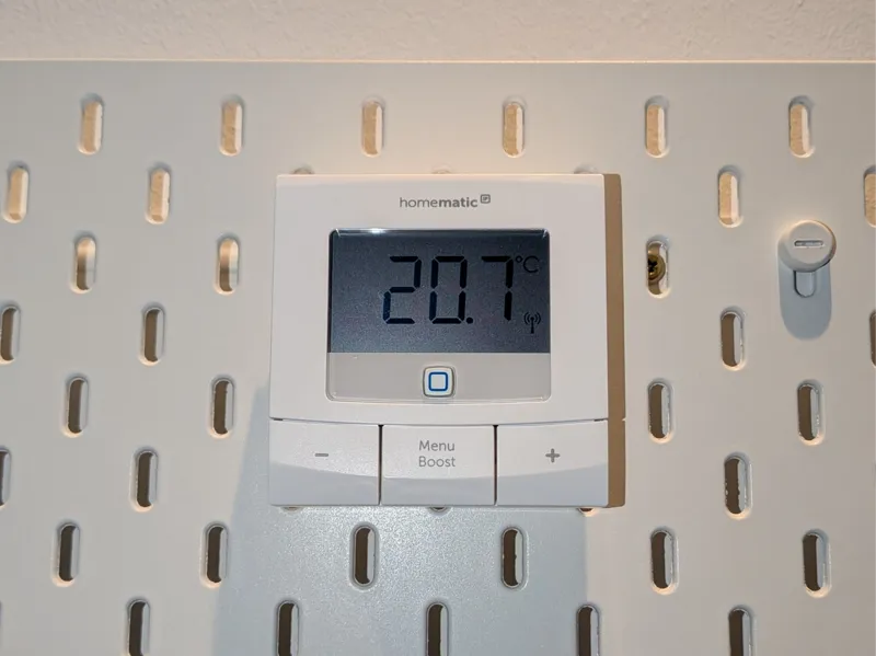 Skadis Halterung für Homematic IP Wandthermostat