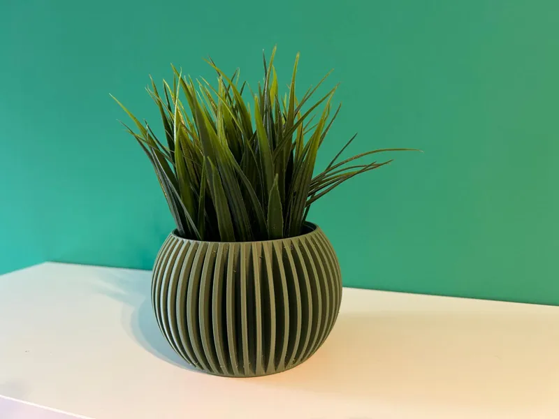 Runder Blumentopf mit Lamellen-Design