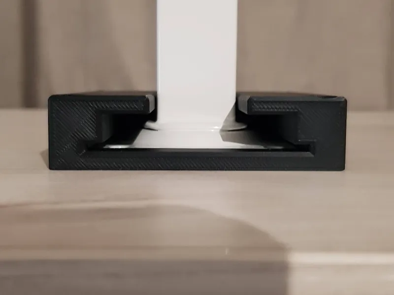 Support to make a standard table leg removable
