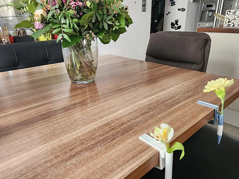 Tischdeckenklammer mit Vase