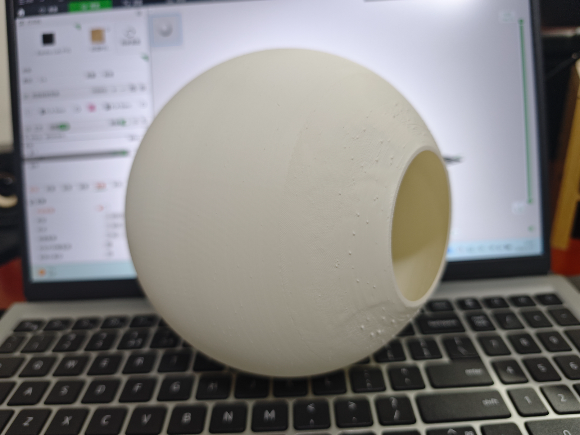 Miniatura 1 do modelo 3D 单孔圆球形磨砂灯罩（无支撑超省料版）