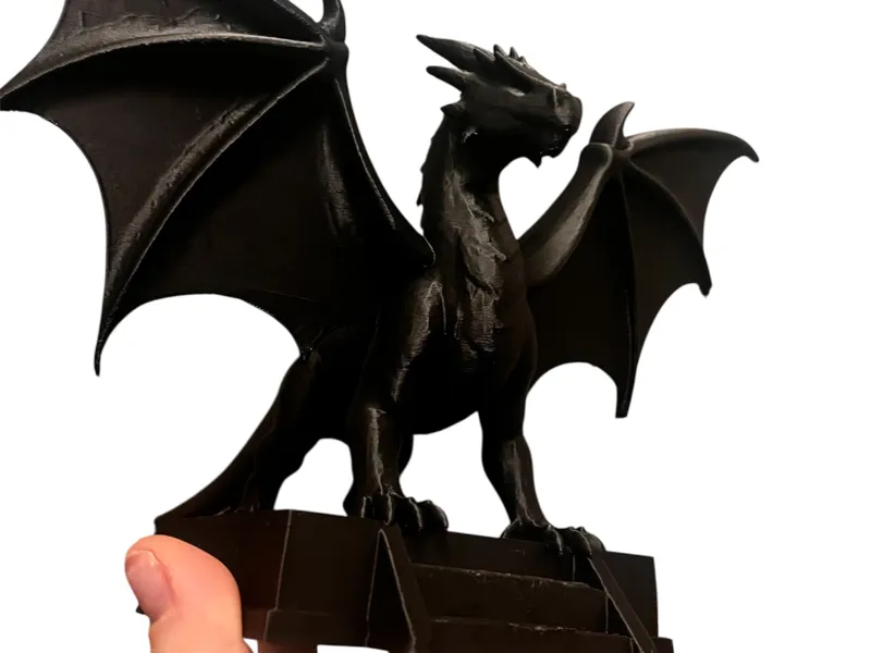 Majestätischer  Drache auf Podest  Fantasy Deko