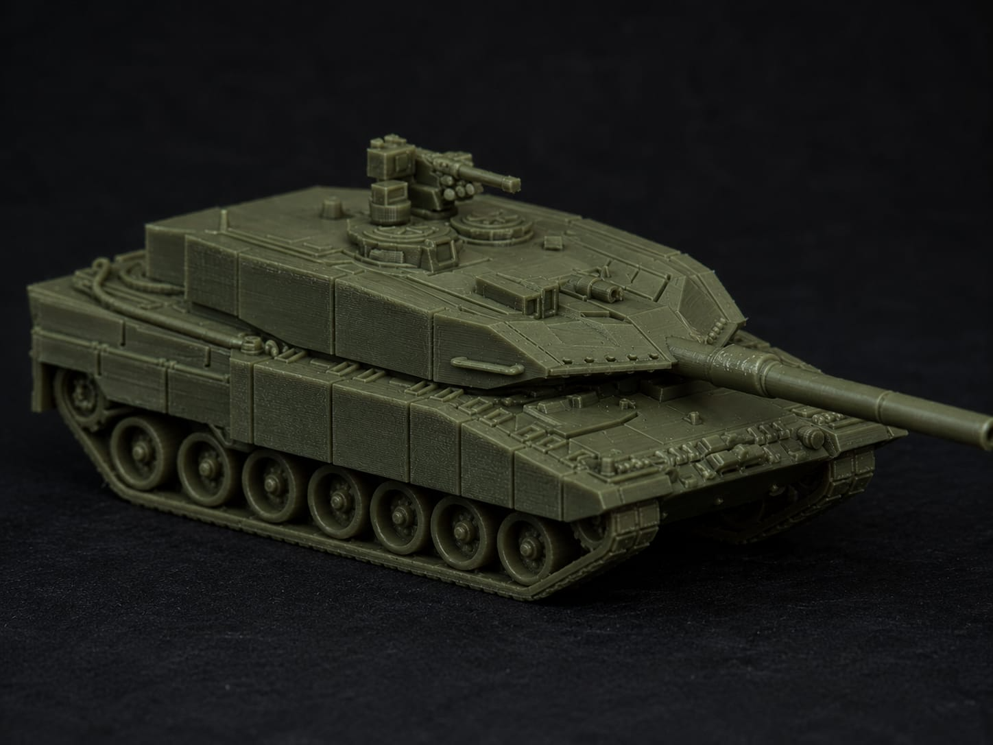 Leopard 2 series battle tank (Model in 3 Pieces)