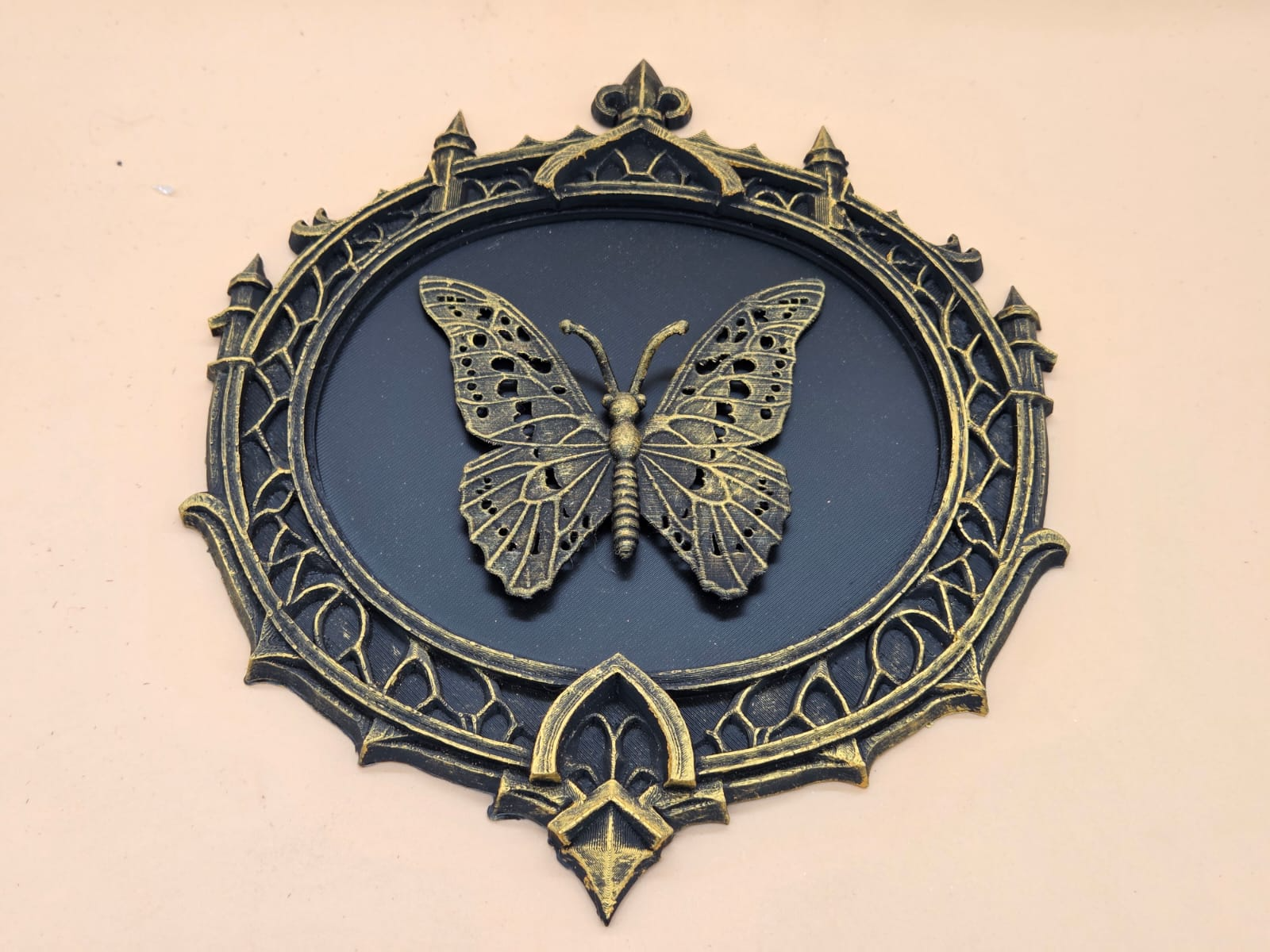 Gotischer Rahmen mit Schmetterling 