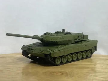 Letrero o emblema decorativo: 1/72 Leopard 2A6 — vista de referencia 3