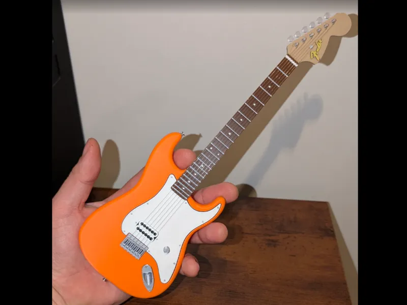 Tom Delonge Signature Fender Stratocaster Model