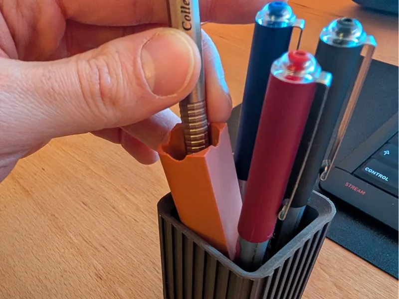 Vertical 4 pens holder