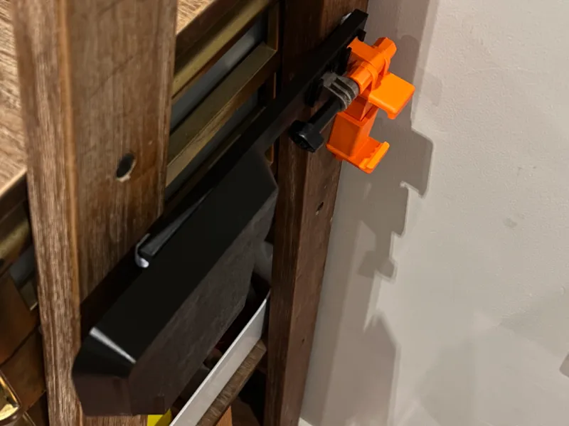 Hotshoe accessories holder with spacing