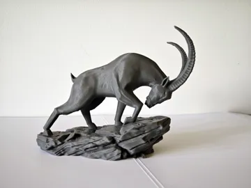 Figura decorativa: Charging Alpine Ibex Sculpture — vista de referencia 3