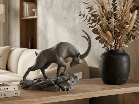 Figura decorativa: Charging Alpine Ibex Sculpture — referencia de MakerWorld