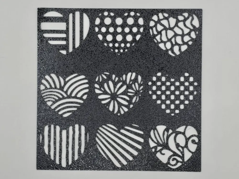 Letrero o emblema decorativo: Patterned Hearts Grid Square Stencil. Referencia del modelo original.