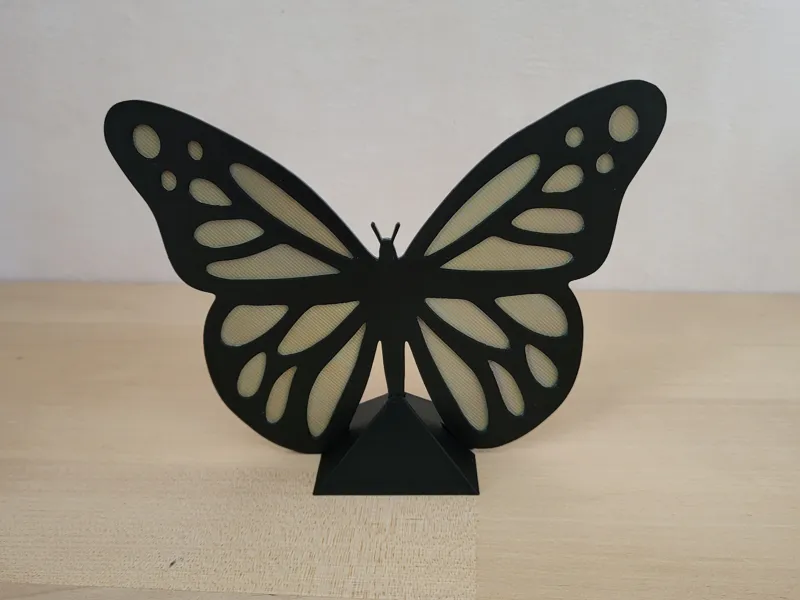 Schmetterling mit Fuß