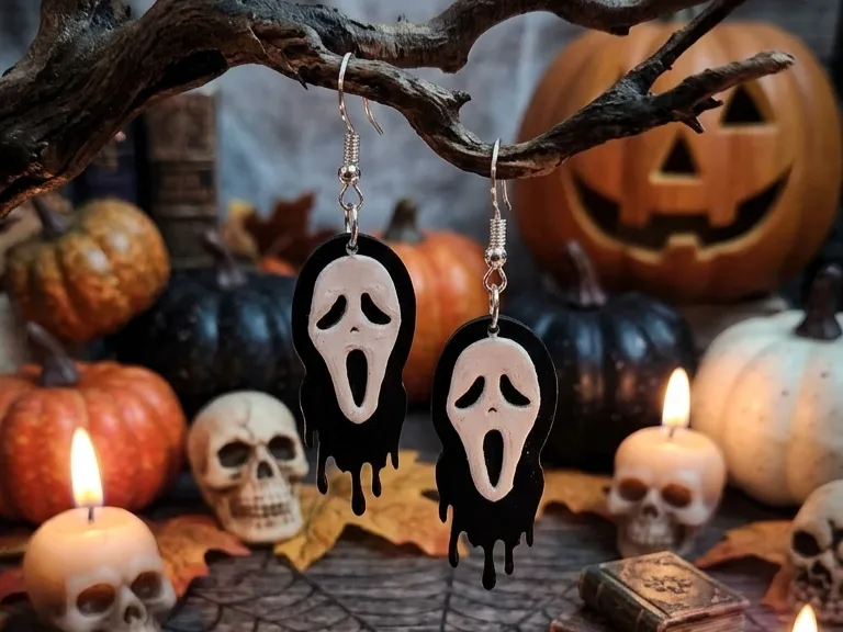 Pendientes: Ghostface Dripping Mask Earrings. Referencia del modelo original.