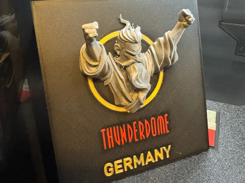 Thunderdome ID&T Schild