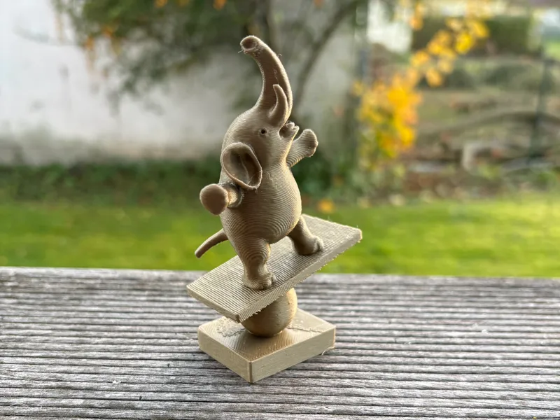 Der balancierende Elefant