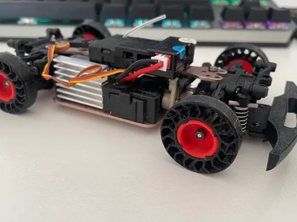 Roue 2 pièces avec pneu increvable en TPU pour K989