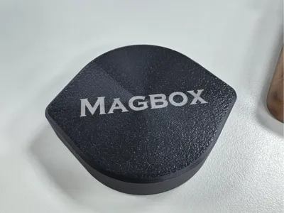 Magnetic portable medicine box