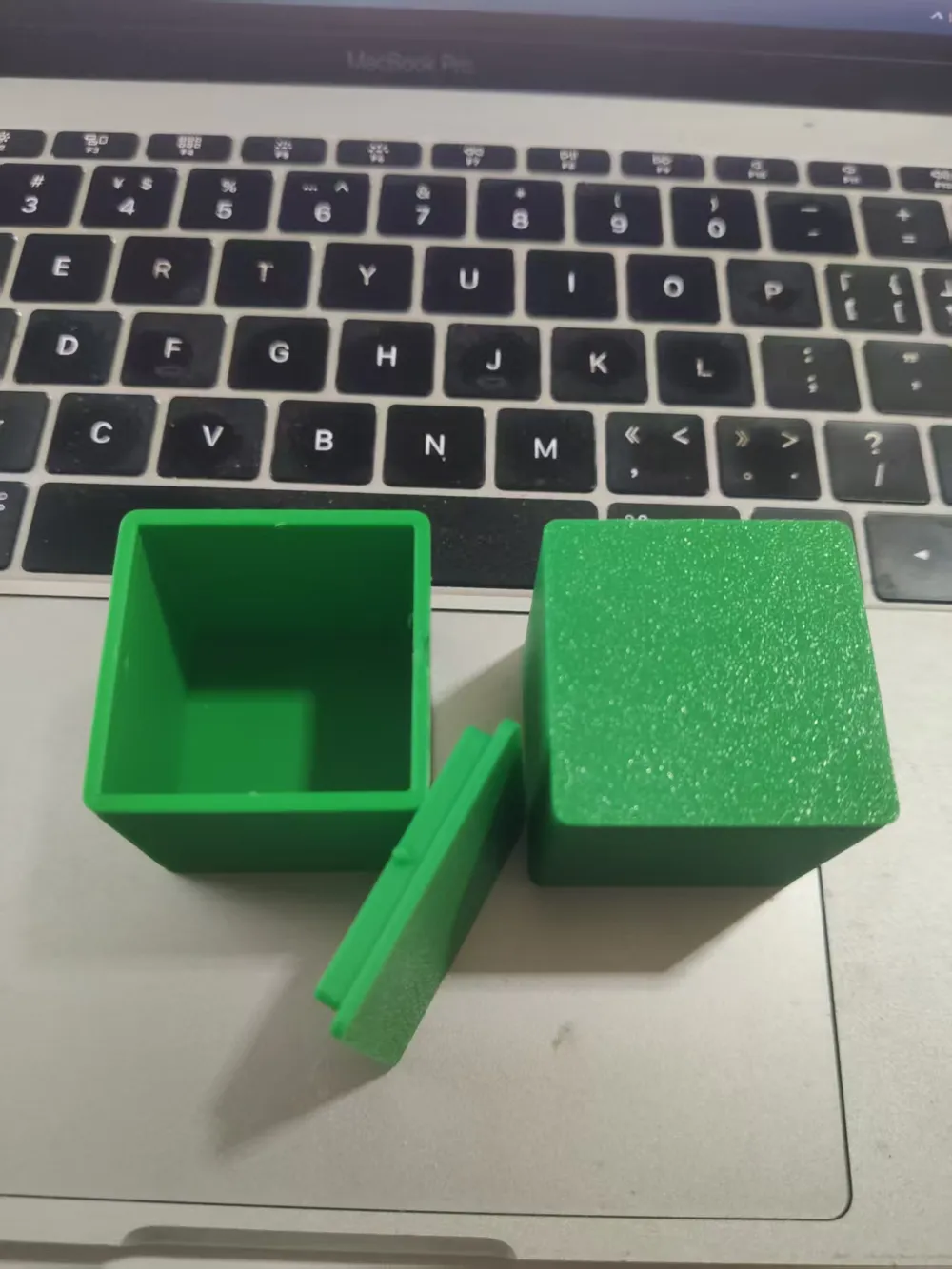 Small lidded sealed box for parts and sundries by 薯条 MakerWorld ...