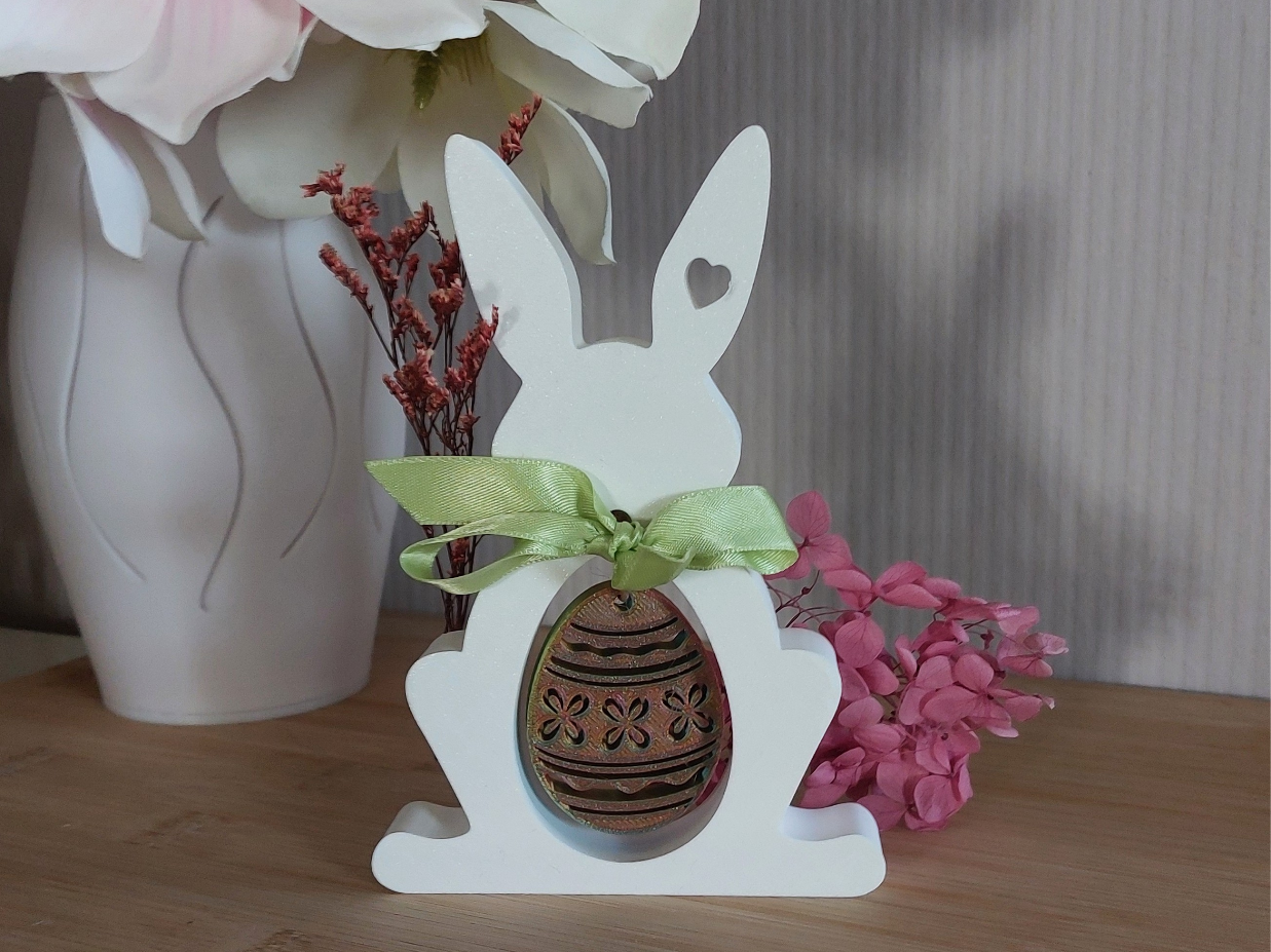Osterhase mit Osterei Deko