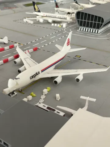 Adaptador: 1:400 Boeing 747-8F Interactive Model — vista de referencia 2