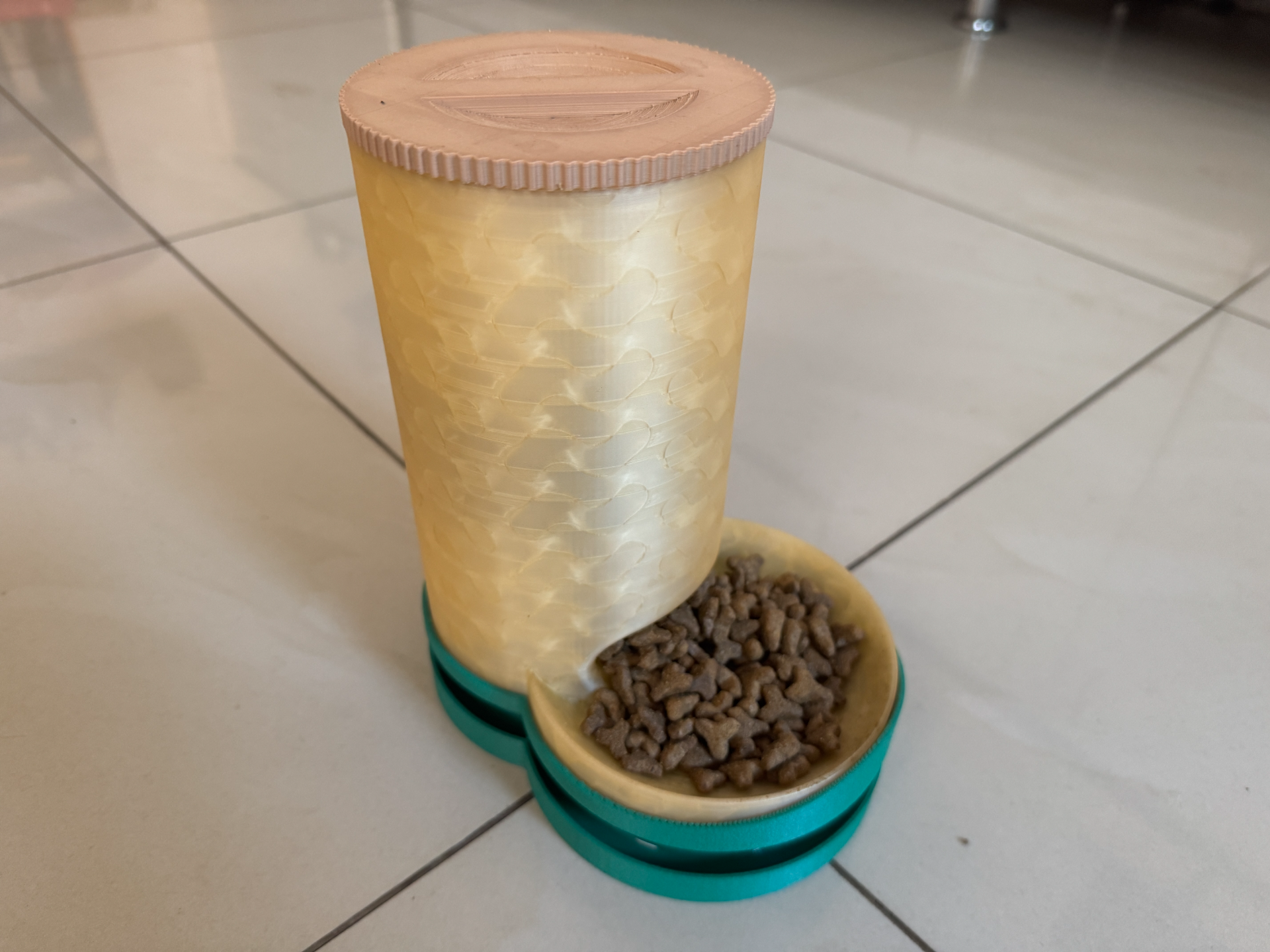 Ant moat for cat feeder