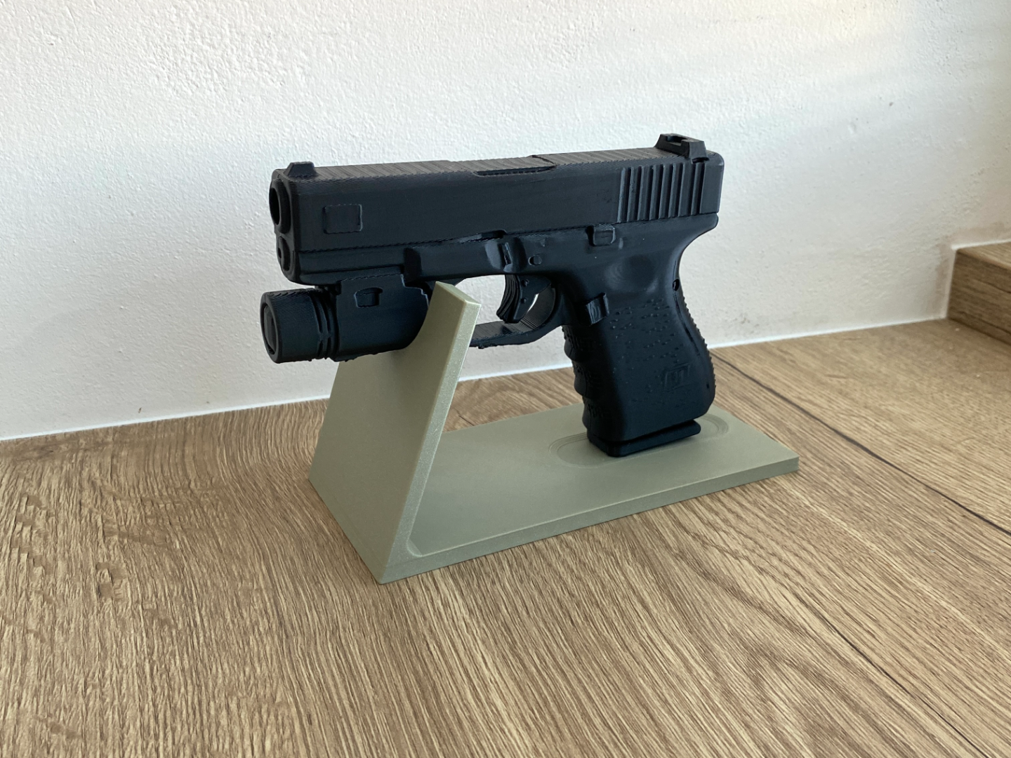 Horizontal Desktop Pistol Stand (Robust Edition)