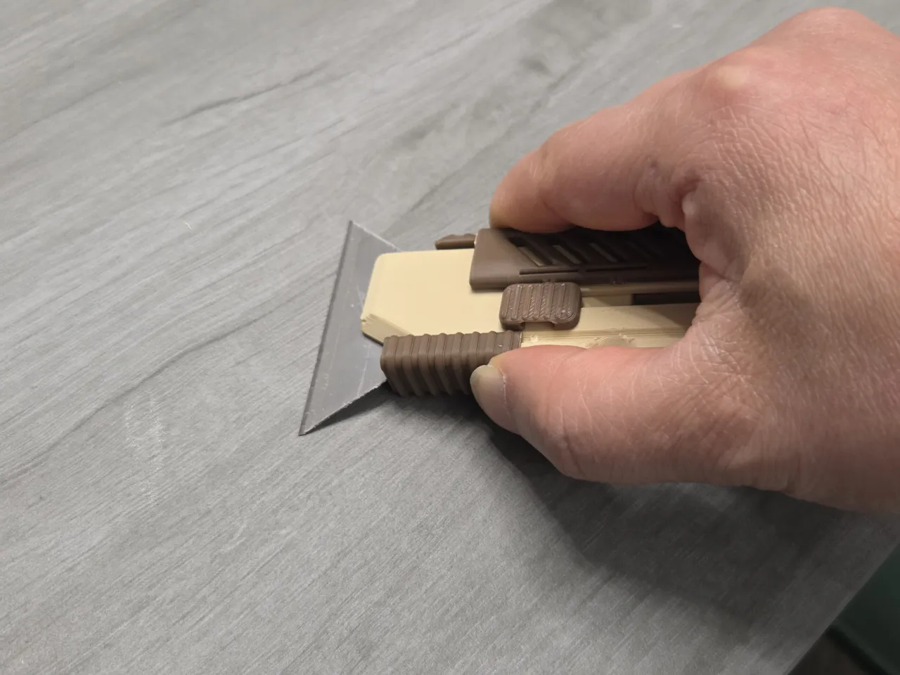 Utility Knife with Scraper Mode view 3