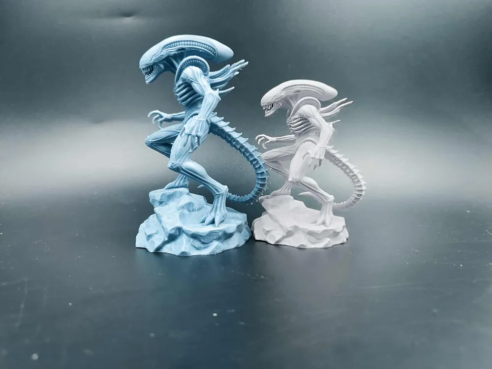 Xenomorph Alien on Rock – Display Figure - Free 3D Print Model - MakerWorld