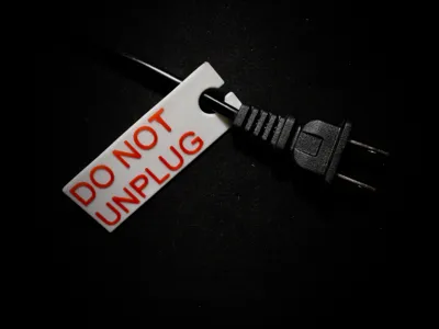 (do not unplug) cable tag