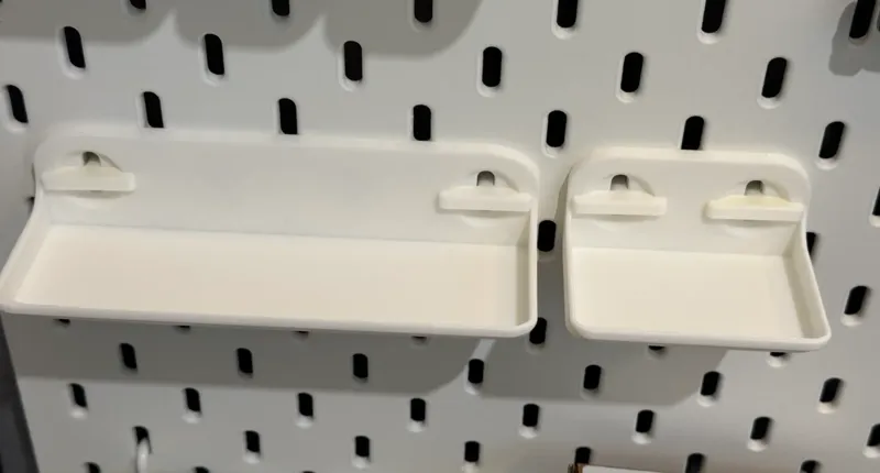 使用工字形固定的宜家洞洞板展示架，包含宽度为152mm和71mm深度40mm的两个置物架和固定工具