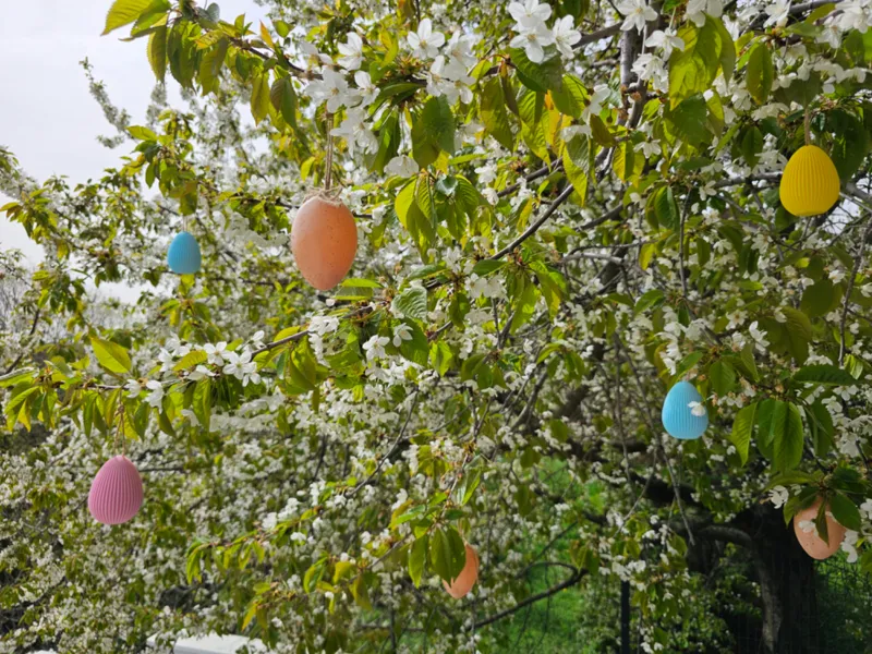 Hangable textured easter egg