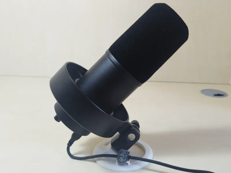 Low profile 3/8' microphone stand with XLR plug