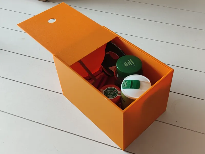 Box mit Schiebedeckel