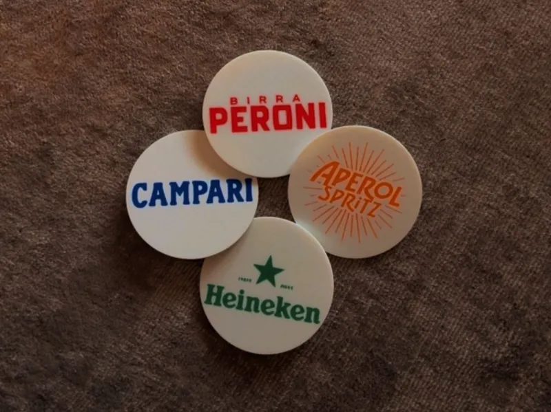 Sottobicchieri con loghi alcolici