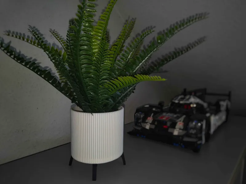 Flowerpot with straight lines