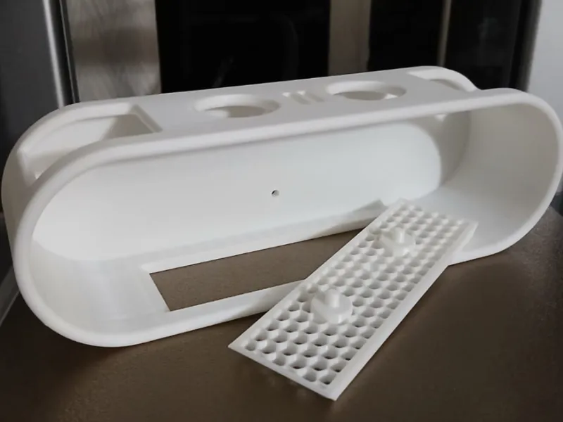 Toothbrush holder with grid for drainage