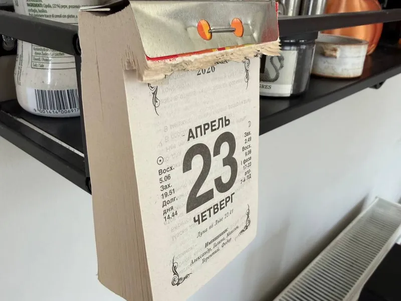 Tear-off calendar holder with back hooks