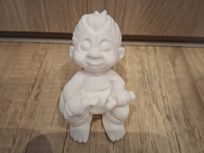 Süßer Troll sitzt auf einem Baumstamm