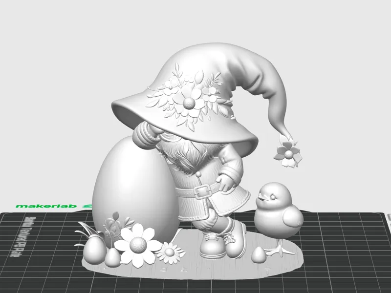 Gnomo Decorativo appoggiato all'Uovo di Pasqua