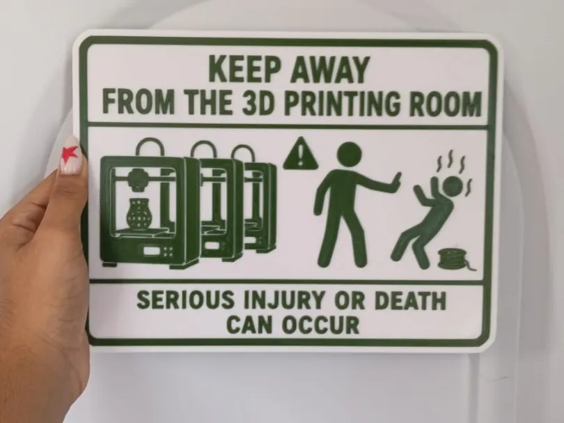 Letrero o emblema decorativo: Keep Away From the 3D printing room. Referencia del modelo original.